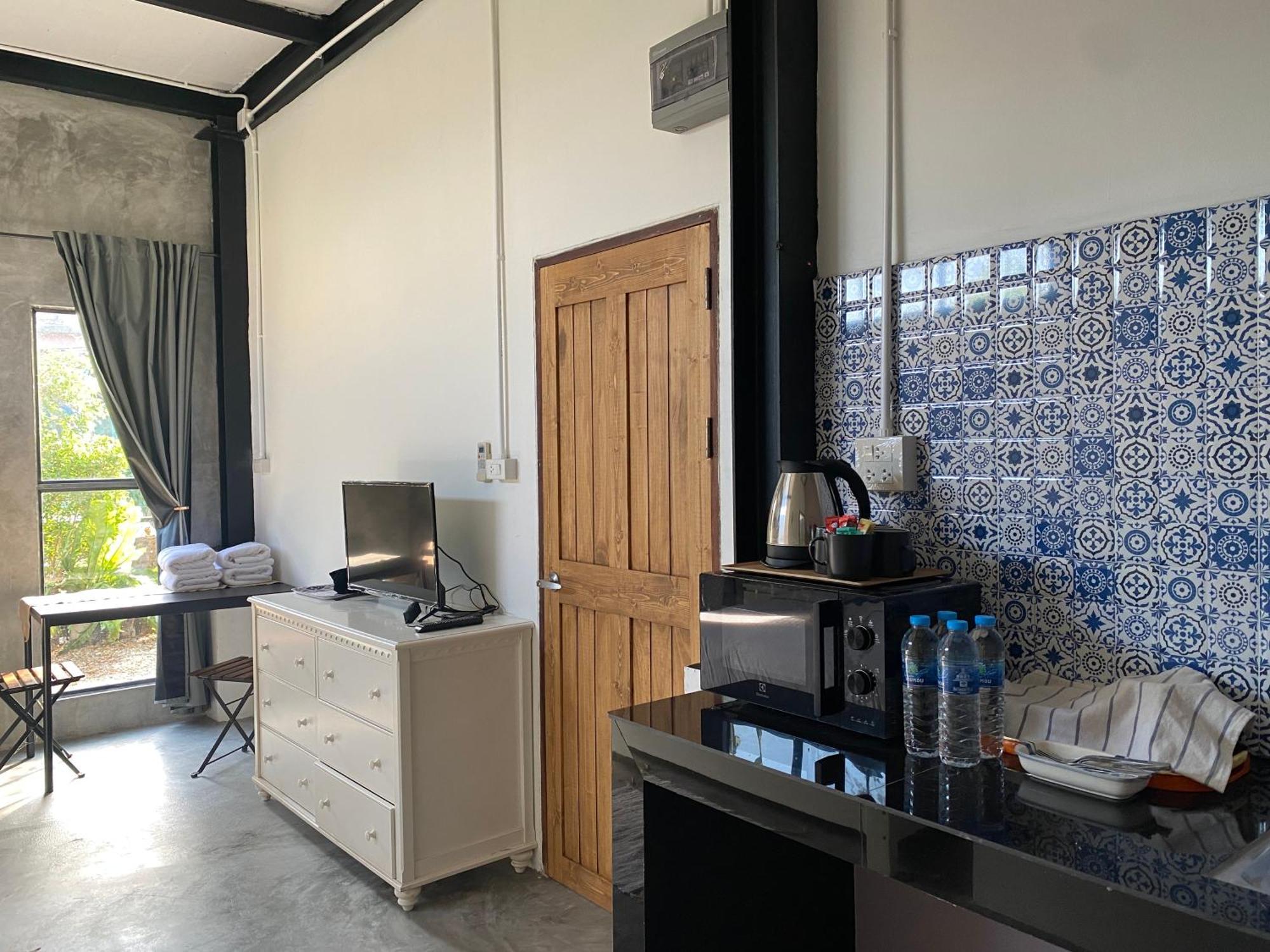 Nokhook House Hostel Trang Buitenkant foto